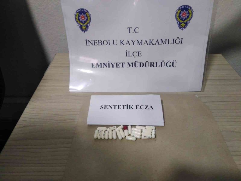 Polisin arama yaptığı iş yerinde poşetten sentetik ecza hap çıktı
