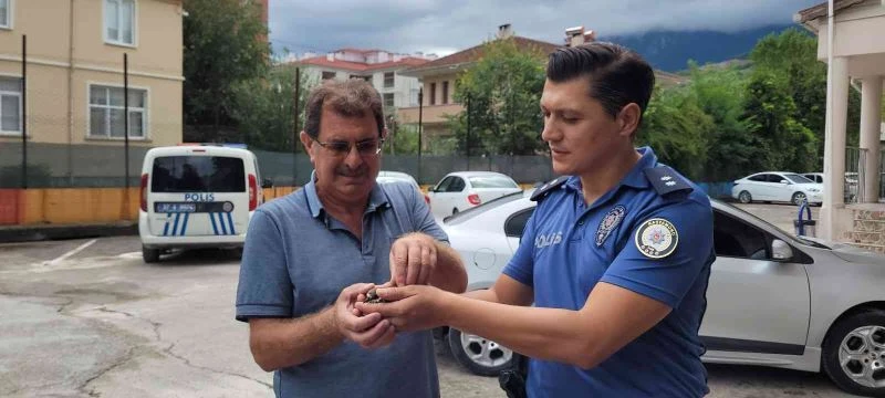 Ender rastlanan halkalı küçük cılıbıt kuşuna polis şefkati
