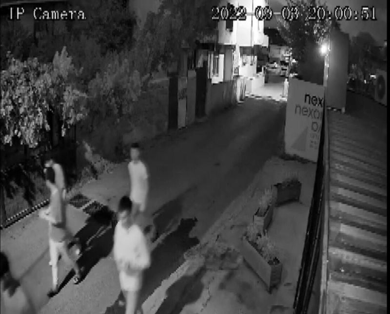 Ümraniye’de bekçiye yakalanan hırsızlar kaçarken güvenlik kamerasını kırdı
