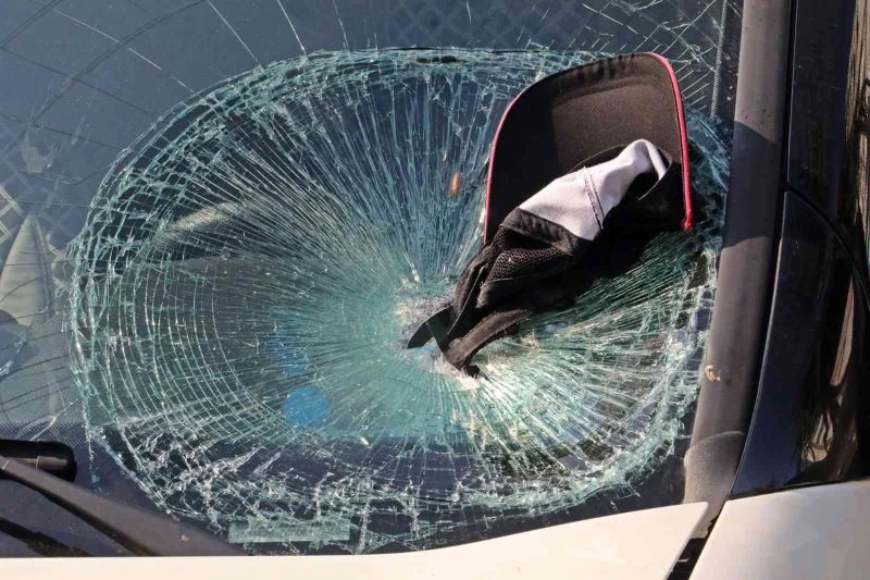 Bisikletli yaşlı adamdan geriye topladığı içecek kutuları ve araç camına sıkışmış şapkası kaldı
