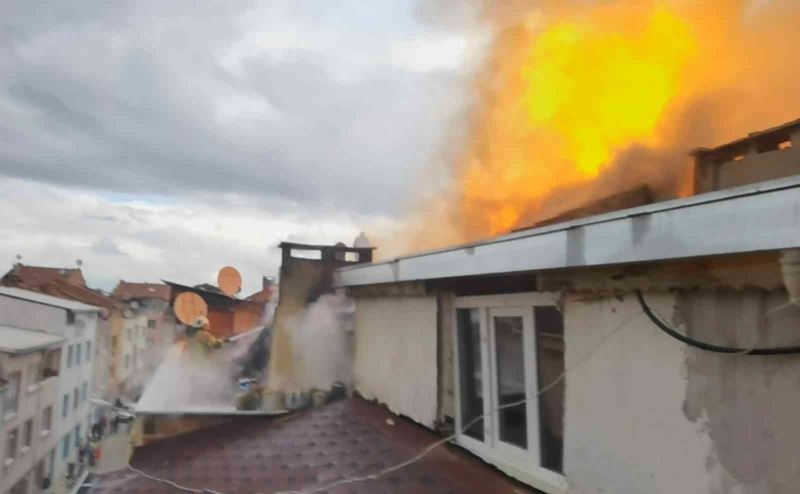 Bursa’daki ev yangınında patlama anı kameraya yansıdı
