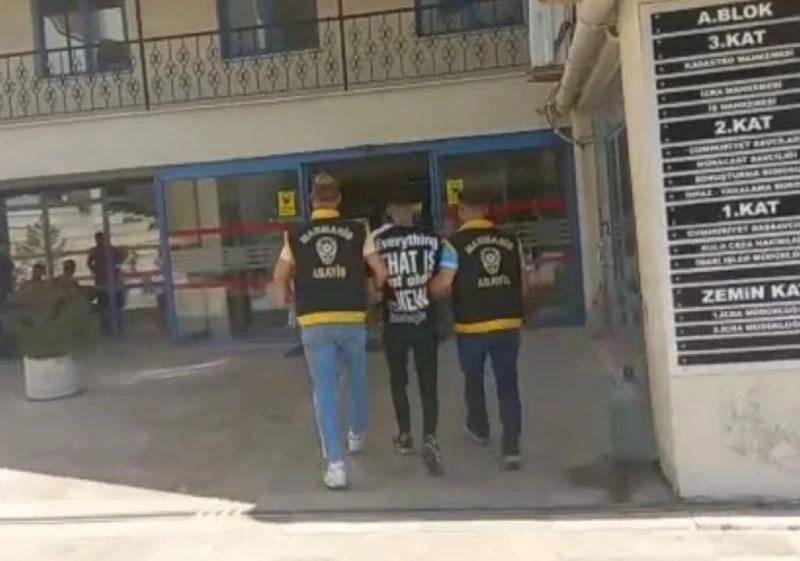 Arka kapıdan girdi, 300 binlik motosikletle ön kapıdan çıkıp gitti
