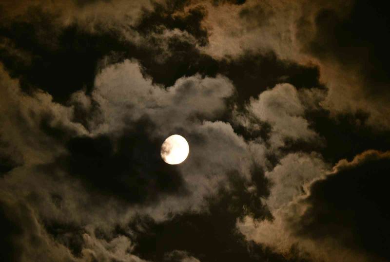 Bitlis’te Ay’ın bulutlar arasında geçişi hayranlık uyandırdı
