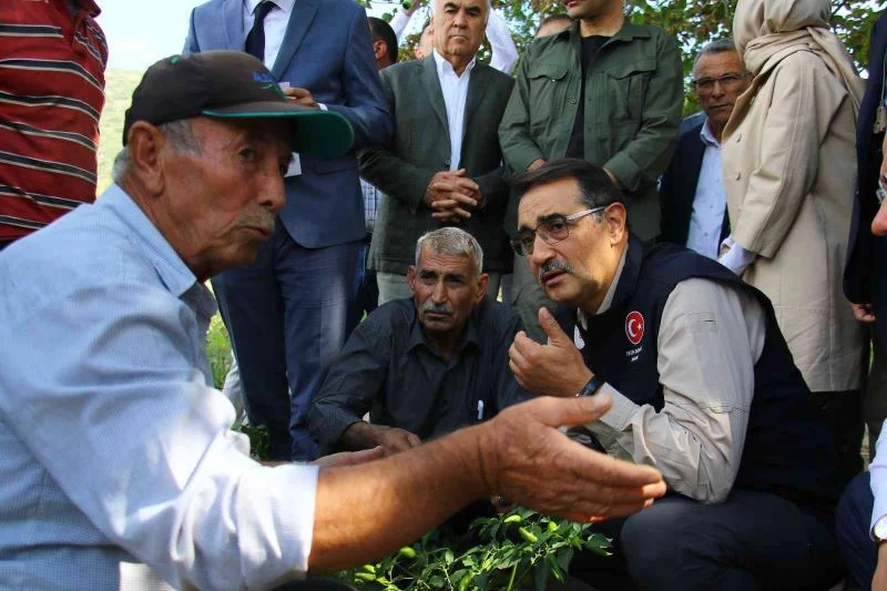 Bakan Dönmez, sıfır maliyet ile güneş enerjisinden tarla sulaması yapan MOBİTEM ürününü inceledi
