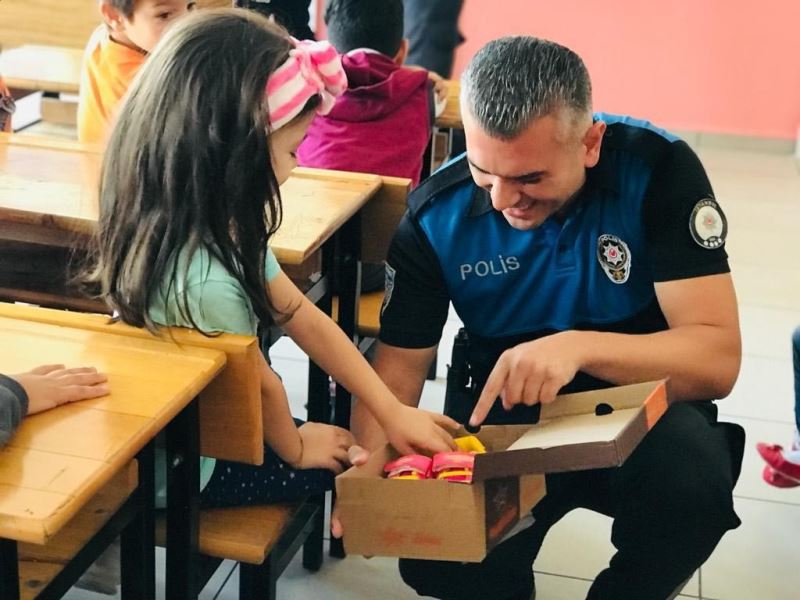 Polislerden Sultangazi’de ilkokula ziyaret
