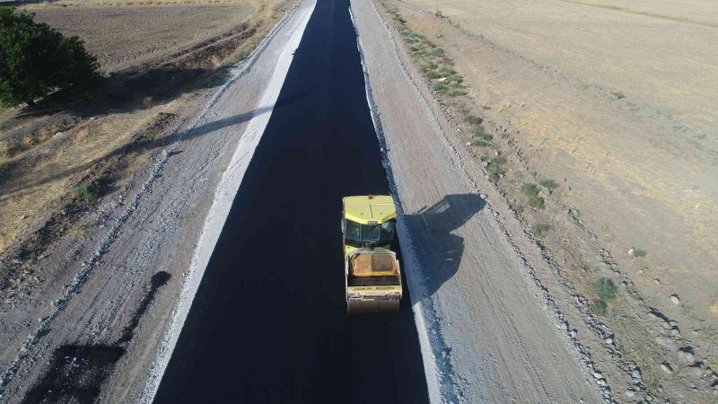 Erzincan’da sonbaharın gelmesiyle sezonun son asfalt serim çalışmaları devam ediyor
