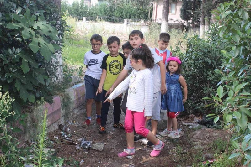 Yıkılan okulun bahçesi geceleri alkoliklerin mekanı oldu
