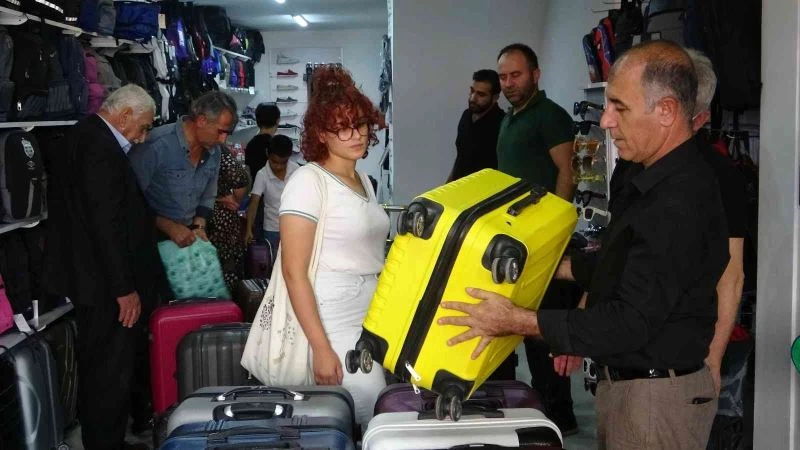 Gümrükte unutulan valizler Van’da satışa sunuldu

