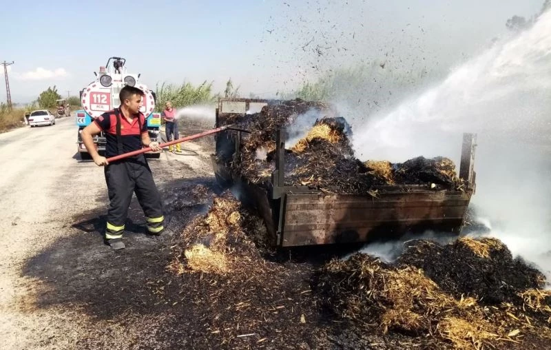 Saman yüklü traktör römorku yandı
