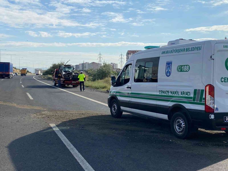 Kontrolden çıkan otomobil trafik levhasına çarptı: 1 ölü 2 yaralı
