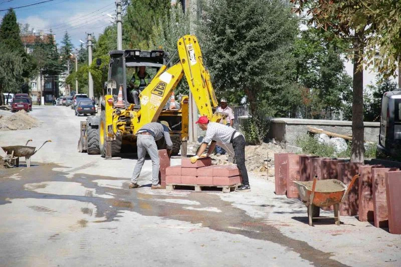 Kütahya Mahir Ablum Caddesi’nde üst yapı çalışmaları
