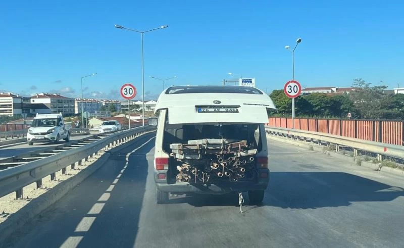İskele demirleri minibüs bagajında tehlike oluşturdu
