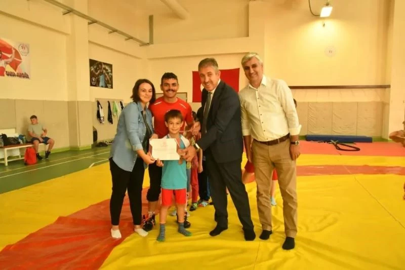GSB Spor Okulları yaz döneminde güreşçiler sertifikalarını aldı
