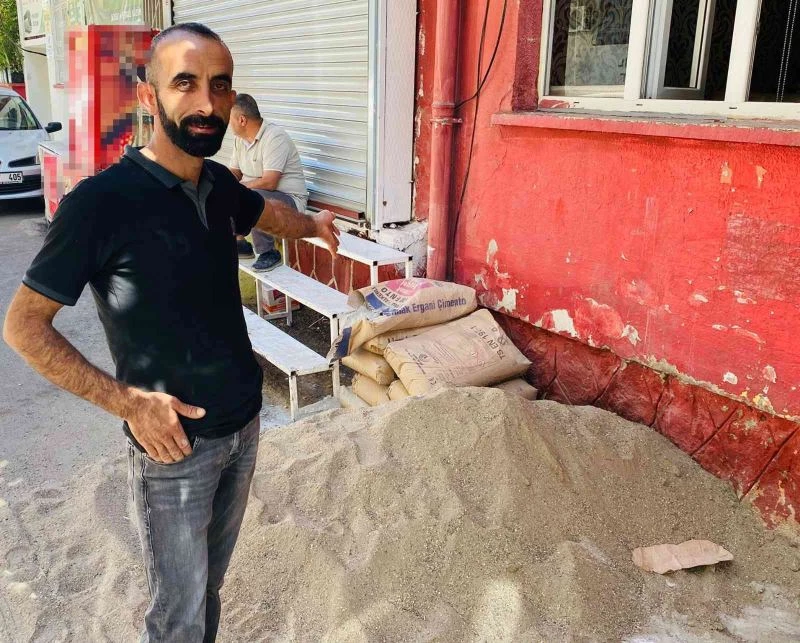 Çimentosu çalınan usta ’Sorma ne haldeyim’ şarkısıyla hırsızlara sitem etti
