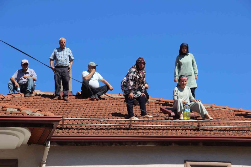 Kdz. Ereğli Belediyesinin mağdur ettiği aile çatıya çıkıp eylem yaptı
