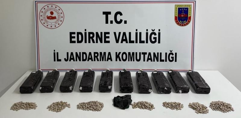 Çantasından 13 kilogram afyon sakızı ile 967 adet uyuşturucu hap çıktı
