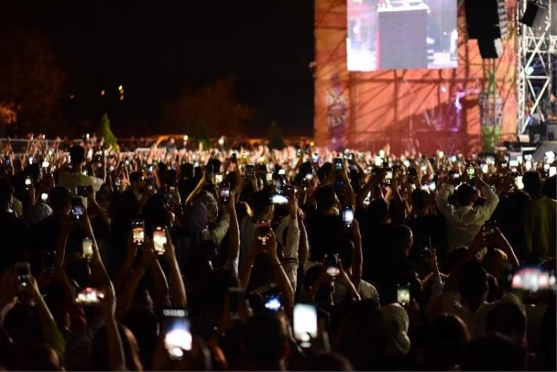 Konserde tekme ve yumruklar havada böyle uçuştu
