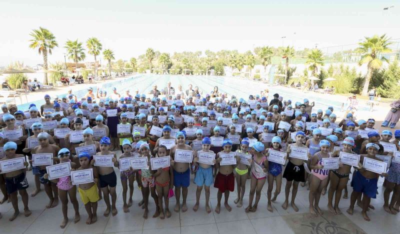 Aydın Büyükşehir Belediyesi’nin kurslarında yüzlerce çocuk yüzme öğrendi
