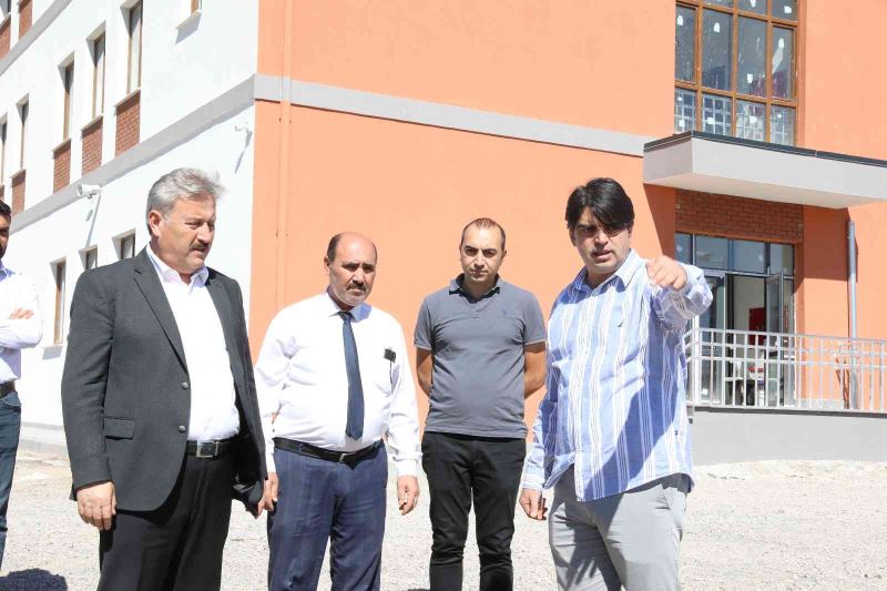 Başkan Palancıoğlu, Danışmentgazi Mahallesi’ndeki 20 derslikli ilkokulda incelemelerde bulundu

