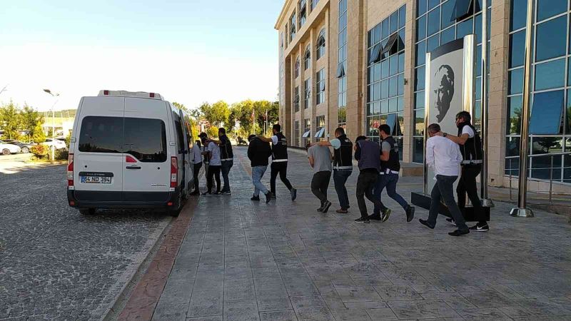 Yüklü miktarda uyuşturucu ile yakalanan 8 uyuşturucu tacirinden 3’ü tutuklandı
