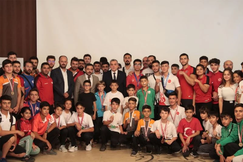 Beyazgül Şanlıurfa’ya madalyalarla dönen gençlerle bir araya geldi
