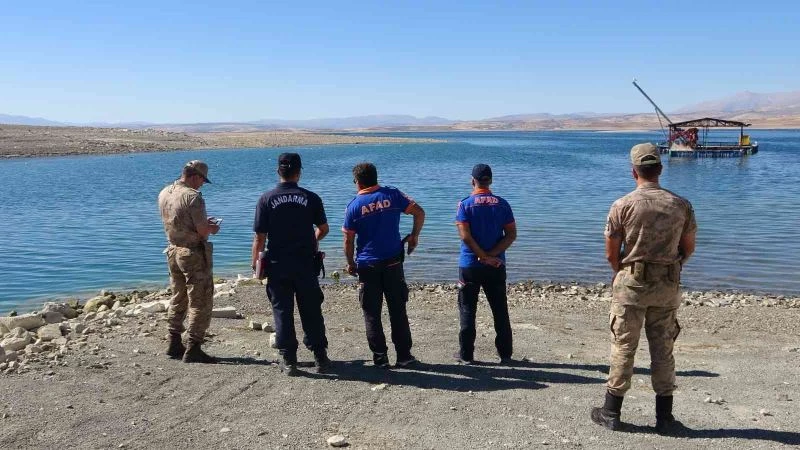 Elazığ’da tekne battı: Tekneyle birlikte suda kaybolan şahsı arama çalışmaları sürüyor
