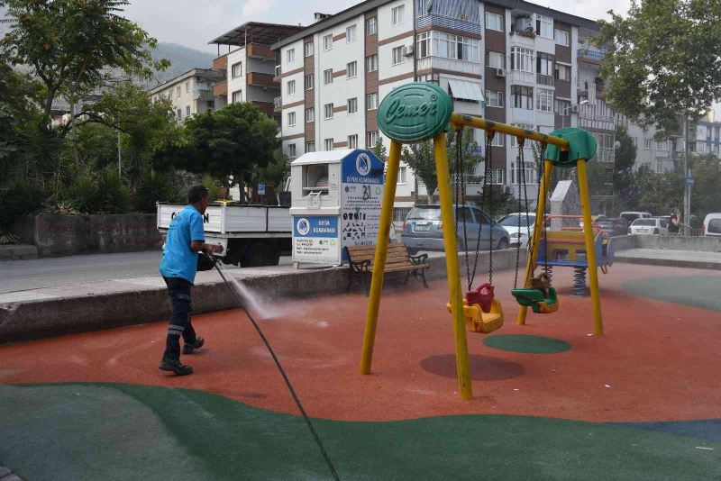 Yunusemre Belediyesinden çocuk parklarında temizlik
