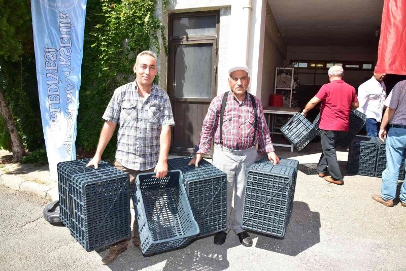 Salihli’deki üreticilere 4 bin 600 adet zeytin kasası dağıtıldı
