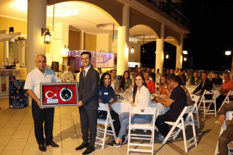 Emniyet personelinden müdüre veda yemeği
