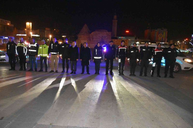 Vali Mete Buhara, yılbaşını çalışanlarla geçirdi
