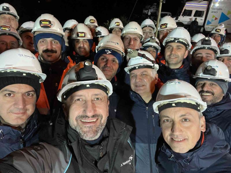 Türk Telekom CEO’su Ümit Önal, yeni yılı fiber dönüşüm için çalışan saha ekipleriyle karşıladı
