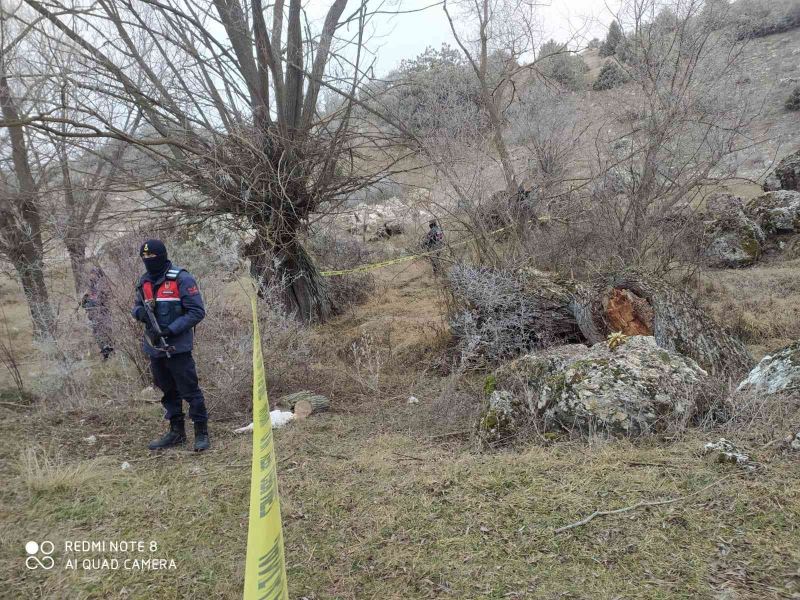 İki gündür kayıp olan şahıs ağaç kesme motorunun yanında ölü bulundu
