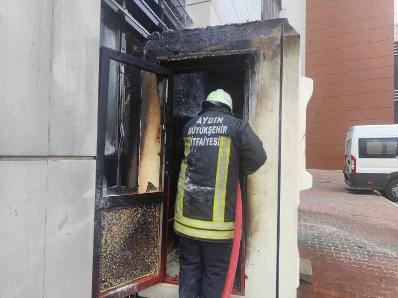 Kuşadası Devlet Hastanesi’nin güvenlik kulübesinde çıkan yangın korkuttu
