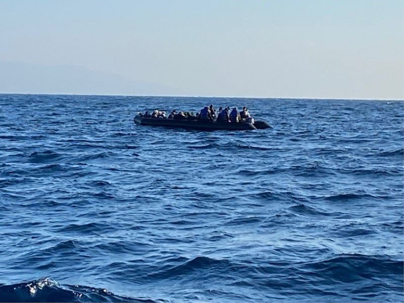 Yunan unsurlarınca ölüme terk edilen 35 kaçak göçmen kurtarıldı
