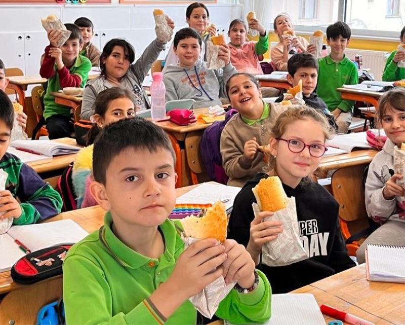 Anneler pişirdi, öğrenciler hamsi şenliği yaptı
