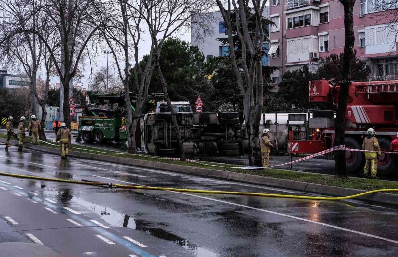 Bakırköy’de devrilen LPG yüklü tanker 6 saat sonrası yoldan kaldırıldı
