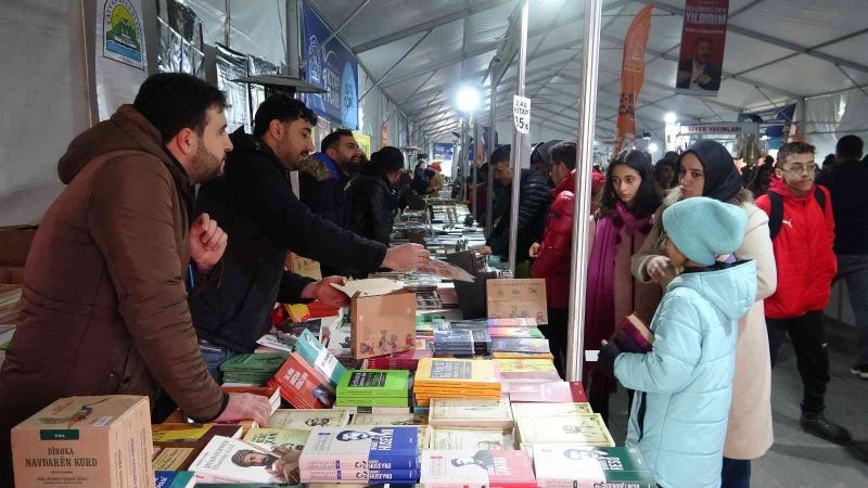 Kitap fuarında Kürtçe kitap standına yoğun ilgi
