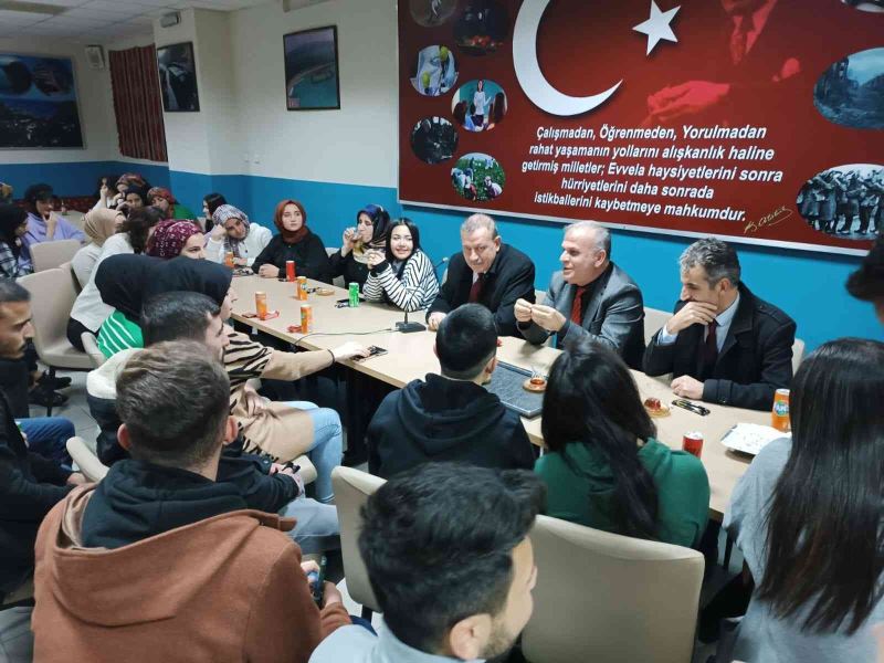 BEÜ Rektörü Prof. Dr. Elmastaş Adilcevaz KYK’da kalan öğrenciler ile bir araya geldi
