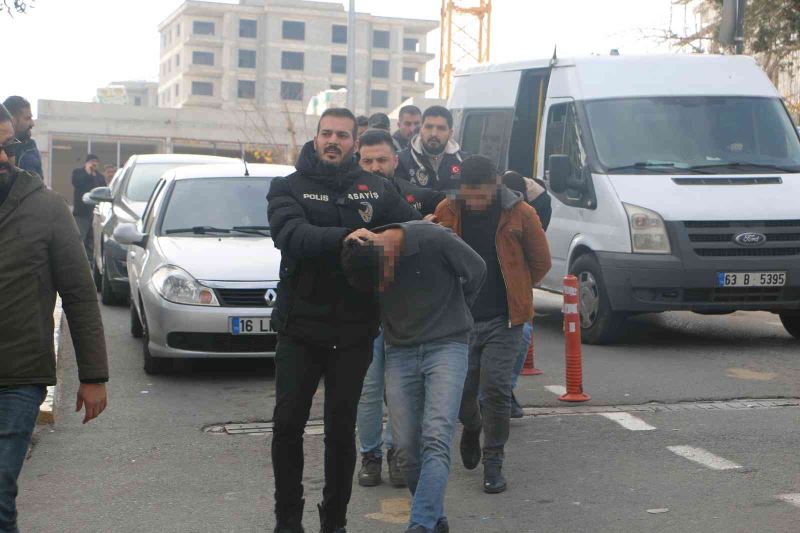 Şanlıurfa’da polis ve muhabirin yaralandığı kavgayla ilgili gözaltına alınan zanlılar adliyede

