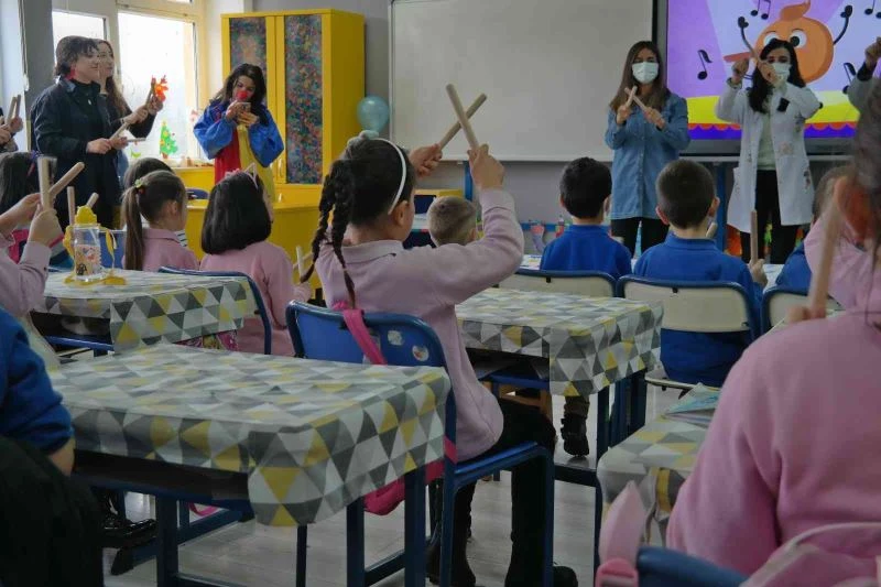 Üniversite öğrencileri, hazırladıkları geri dönüşüm projesiyle köy okulundaki çocukların yüzünü güldürdü
