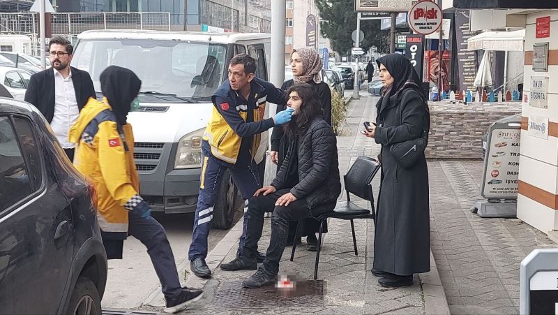 Adliye önü karıştı: Davalık olan aileler birbirlerine girdi, 2 kişi bıçaklandı
