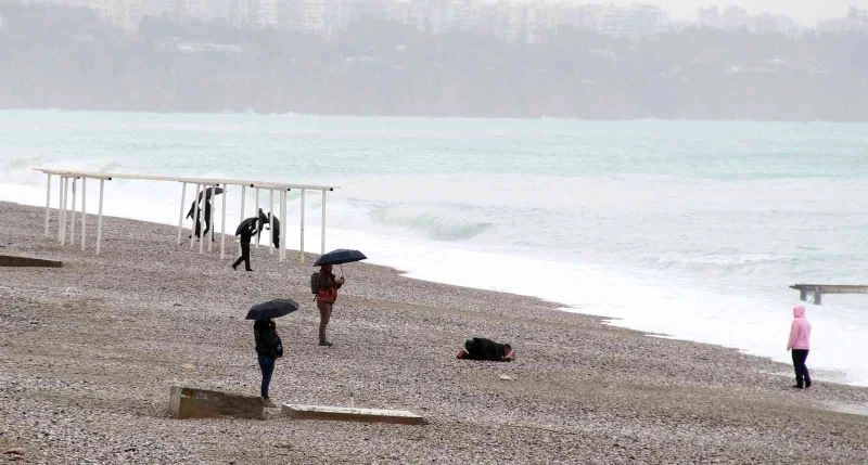 Dünyaca ünlü sahilin rengi değişti, tatilcilerin yerini defineciler aldı
