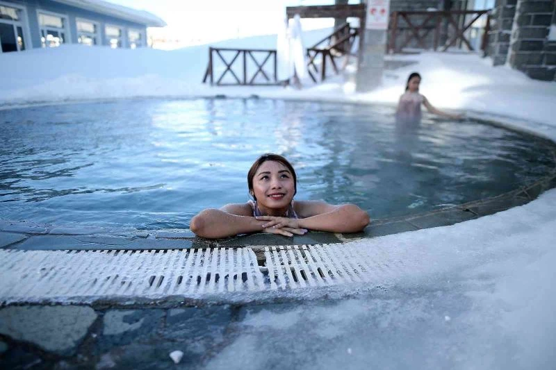 (Özel) Uludağ’a gelen turistler dondurucu soğukta sıcak havuzun keyfini çıkartıyor
