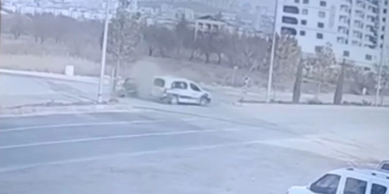 Elazığ’daki trafik kazası güvenlik kamerasına yansıdı: 2 yaralı
