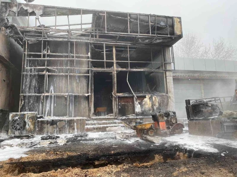 Tuzla’da İSKİ doğalgaz borusunu patlattı, AK Parti Teşkilat Bürosu küle döndü
