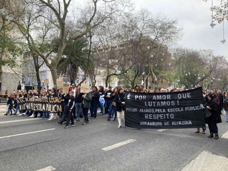 Portekiz’de maaşların iyileştirilmesini isteyen öğretmenler sokaklara döküldü
