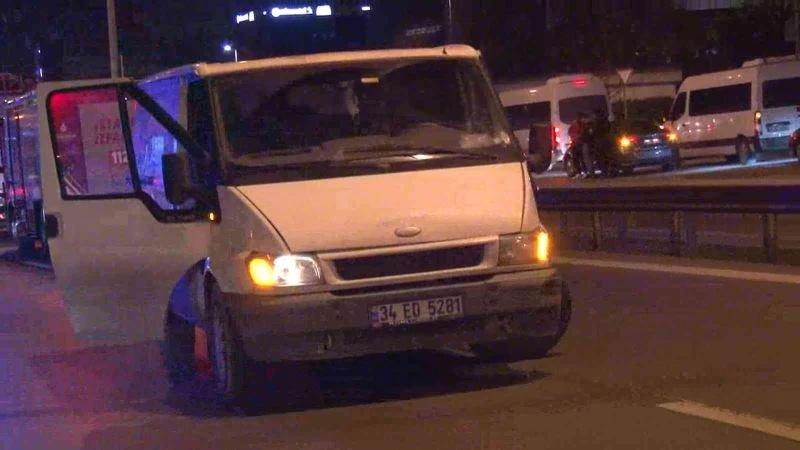 Maltepe’de otomobil minibüse arkadan çarptı: 4 yaralı
