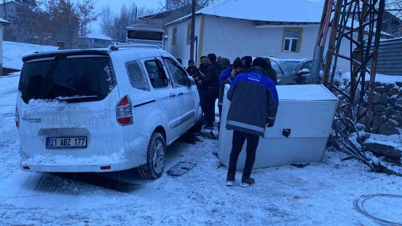 Karlıova’da hafif ticari araç elektrik trafosuna çarptı
