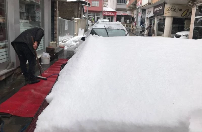 Bayburtlu esnaf kar yağışı altında paspas yıkayarak araç temizliği yaptı
