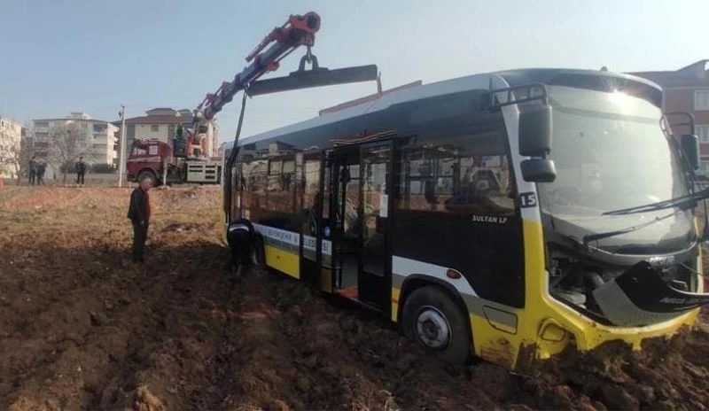 Çalıştırmak istediği otobüsle tarlaya uçtu
